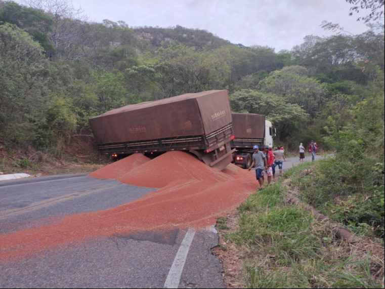 O acidente ocorreu na madrugada desta segunda-feira 