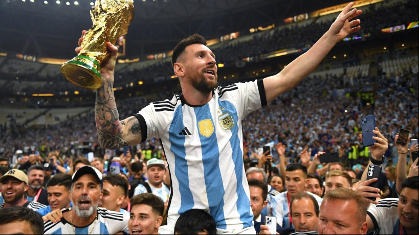 Messi ergue a taça de tri-campeão mudial  