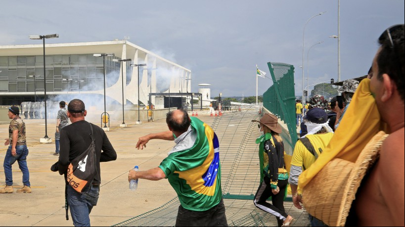GOLPISTA apoiadores do ex-presidente Bolsonaro depredara os Três Poderes em Brasília, em 8 de janeiro de 2023