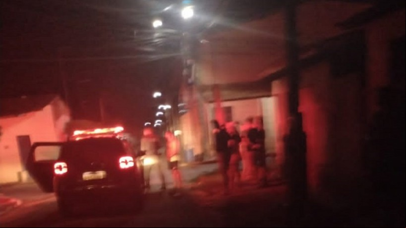 Polícia ainda faz buscas por suspeitos de duplo homicídio ocorrido em Horizonte na madrugada deste sábado, 21