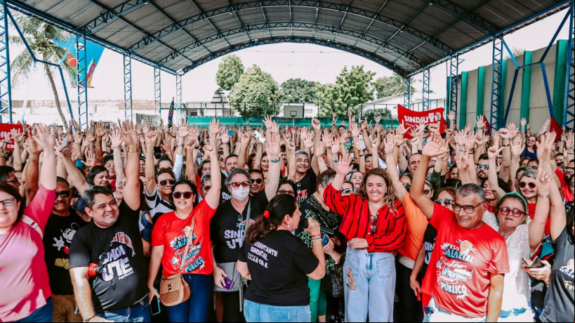 Professores e funcionários das escolas de Fortaleza aprovaram em assembleia geral realizada na manhã desta quinta-feira, 26, a paralisação total das atividades