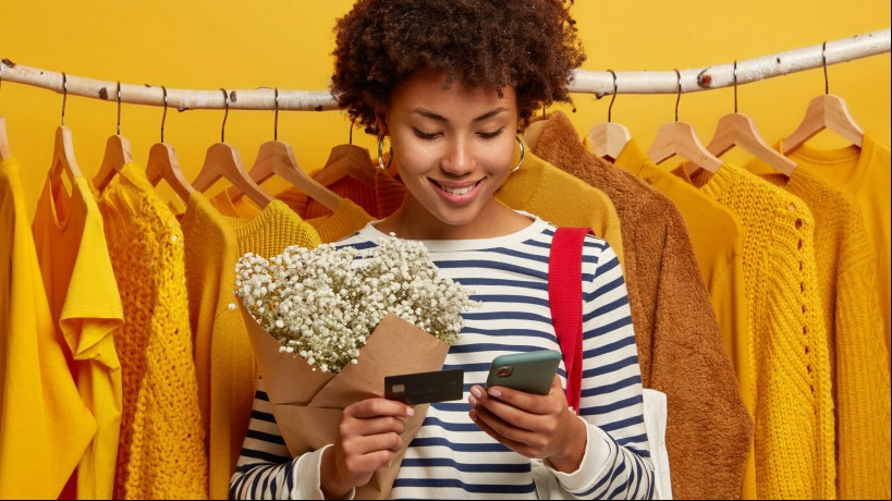 Confira dicas para comprar roupas em lojas virtuais com a consultora de estilo Elaine Quinderé 