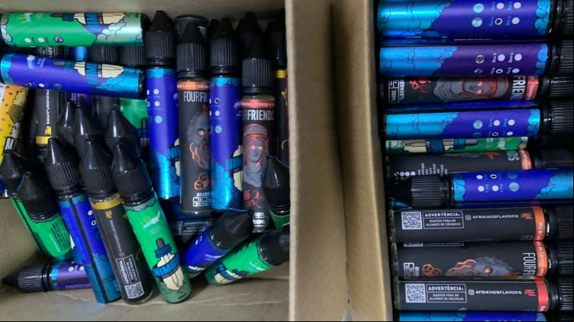 Os agentes encontraram 610 cigarros eletrônicos em posse dos suspeitos