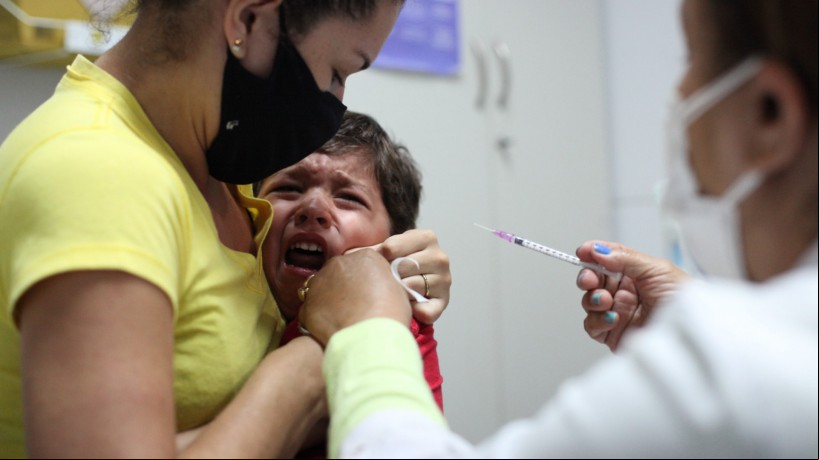 Aplicação da terceira dose de vacinação contra Covid para crianças, no posto Irmã Hercilia Aragão