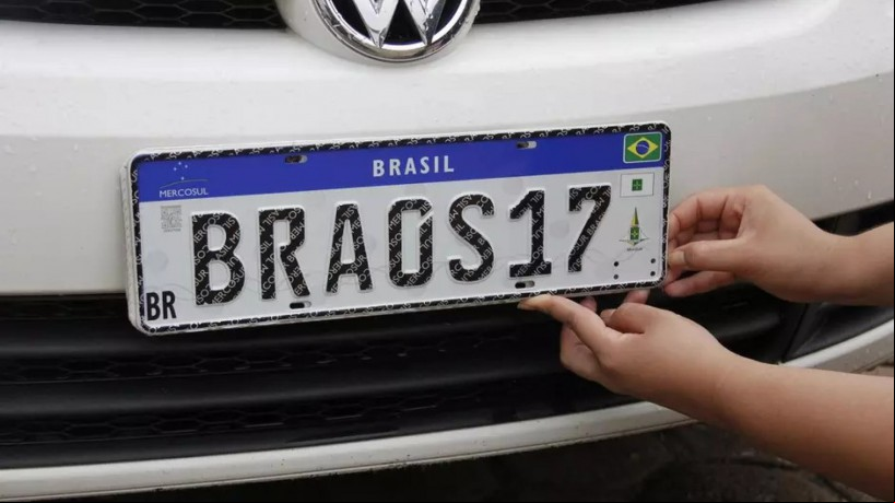 Imagem de apoio ilustrativo. Em caso de perda da placa pelas chuvas e o condutor for autuado, existe a possibilidade de pedir recurso e explicar a situação