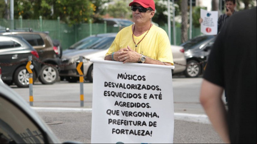 Manifestação de músicos em frente ao Paço Municipal ocorreu nesta segunda-feira, 27
