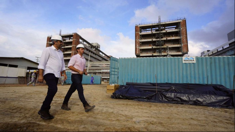 Governador Elmano de Freitas visita obras do Hospital da Uece na manhã desta segunda-feira, 6 de março