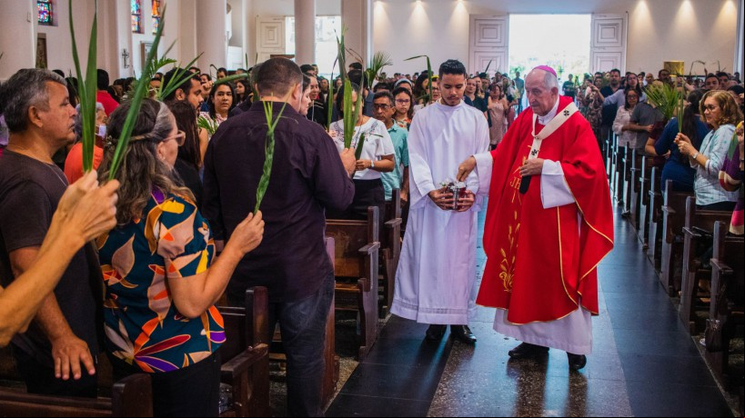 Missa de Ramos, na Catedral de Fortaleza, foi marcada por chuvas e cancelamento da procissão