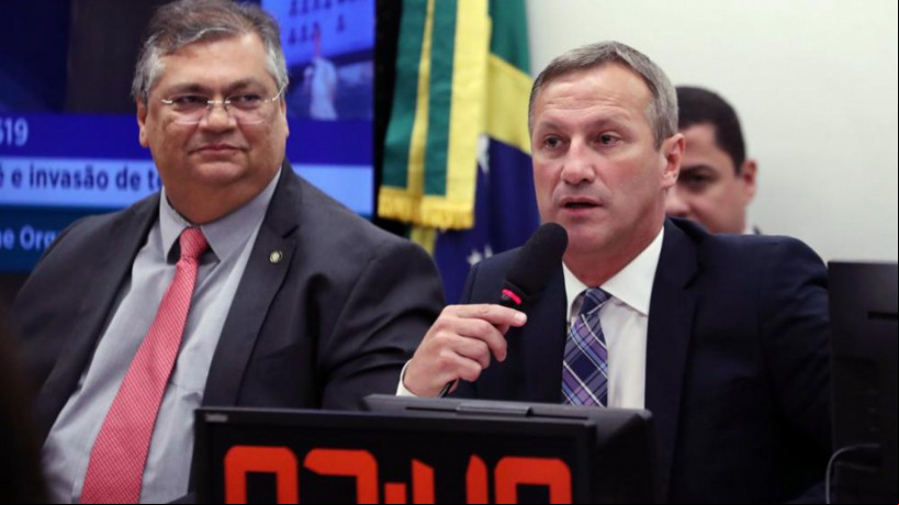 Flávio Dino em audiência na Comissão de Segurança Pública da Câmara dos Deputados, ao lado do deputado Sanderson (PL-RS), presidente da Comissão