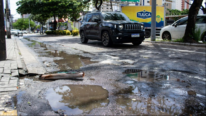 FORTALEZA, CEARÁ, BRASIL, 13-04-2023: Buracos nas vias de Fortaleza no bairro Aldeota atrapalham o trânsito e causam acidentes. (Foto: Samuel Setubal)