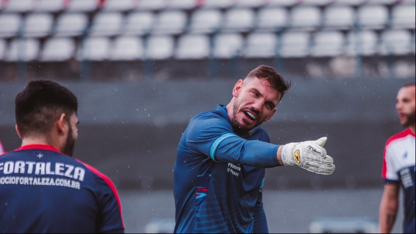 Goleiro João Ricardo em treino do Fortaleza no CT do Club General Diaz, no Paraguai