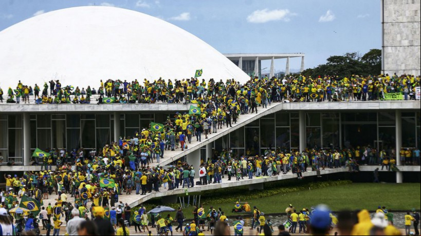GOLPISTAS invadiram prédios dos Três Poderes