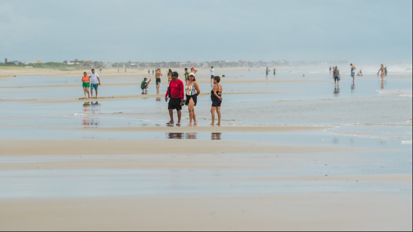 Todos os trechos da Praia do Futuro estão impróprios para banho nesta semana
