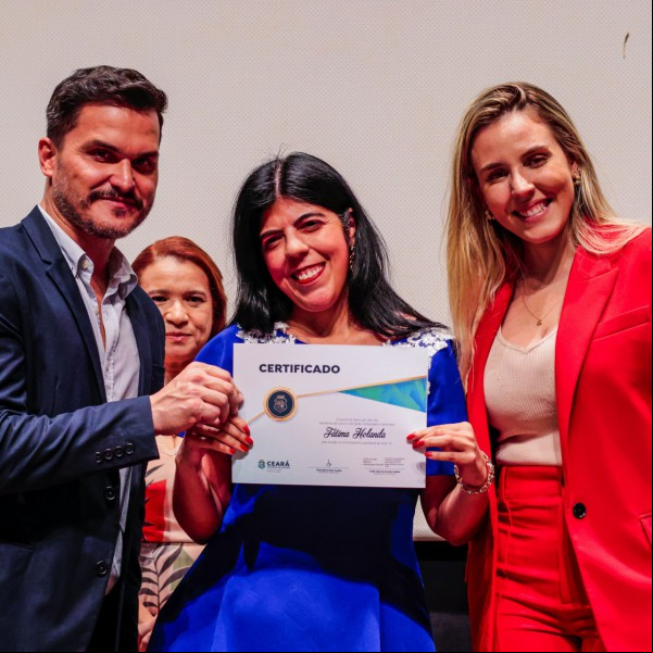 FORTALEZA-CE, BRASIL, 03-05-2023: Jade Romero e homenagiados. Homenagem no Cine Teatro São Luiz para profissionais da saude que atuaram contra a pandemia do COVID-19. (Foto: Aurélio Alves/O Povo)