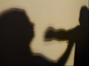 Foto de apoio ilustrativo: Homem é condenado a quase 30 anos de prisão por tentar matar sua ex-companheira com golpes de faca 
