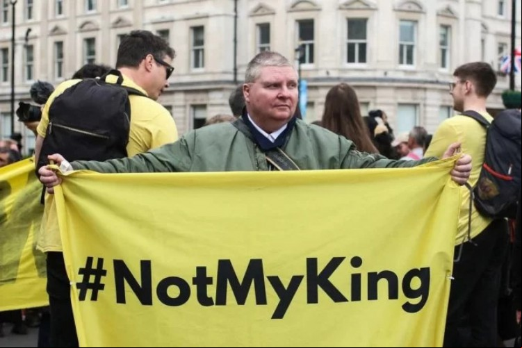 Manifestante segura cartaz com a frase "Not my king" (não é meu rei, em tradução livre) para indicar sua oposição à monarquia Manifestante segura cartaz com a frase "Not my king" (não é meu rei, em tradução livre) para indicar sua oposição à monarquia
