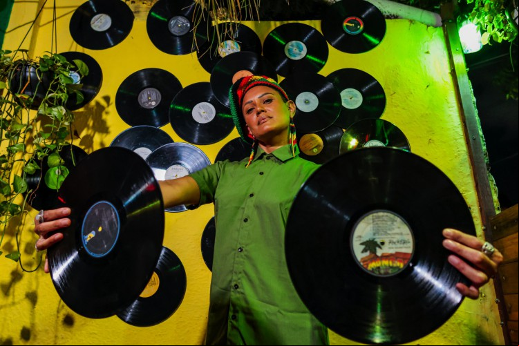 Vladia Soares, do Deixe Comigo, bar de reggae em Fortaleza