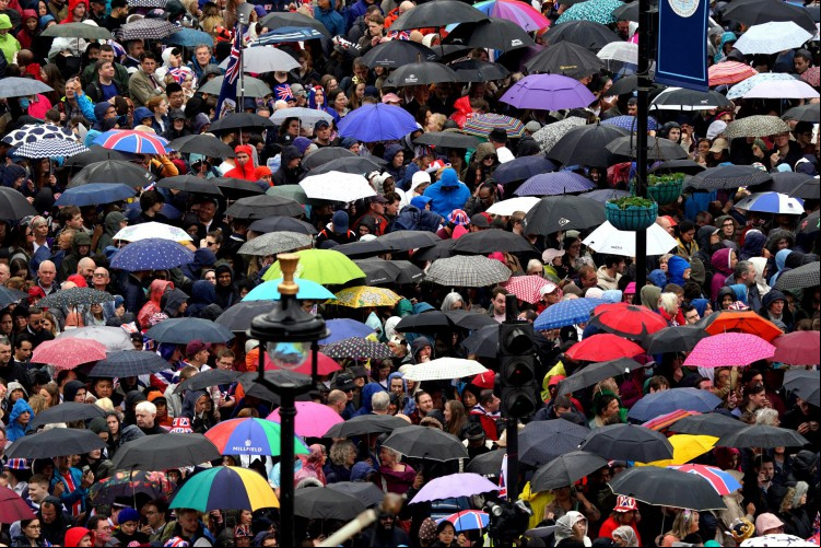 Público em Londres, sob chuva, acompanha a parte externa da cerimônia de coroação do rei Charles III e da rainha Camilla Público em Londres, sob chuva, acompanha a parte externa da cerimônia de coroação do rei Charles III e da rainha Camilla