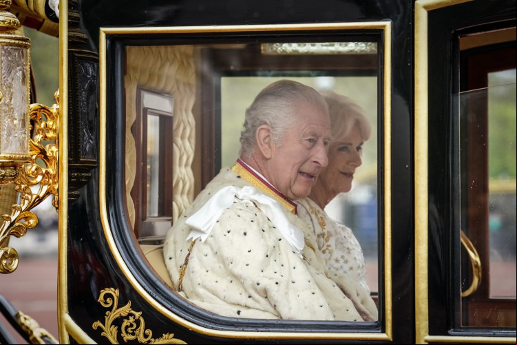 Rei Charles e rainha Camila ao chegar à Abadia de Westminster para a coroação Rei Charles e rainha Camila ao chegar à Abadia de Westminster para a coroação