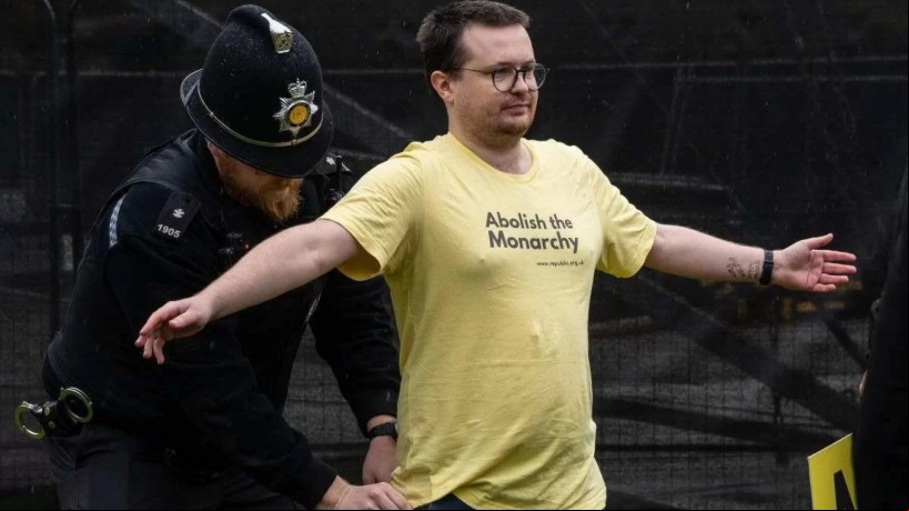 Foto mostra manifestante sendo detido por policial britânico