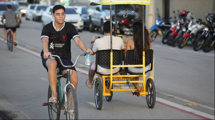 "Na calçada, a gente tem problema com o pedestre e na ciclovia eu fico preocupada com o trânsito", reflete Emanuele Moreira "Na calçada, a gente tem problema com o pedestre e na ciclovia eu fico preocupada com o trânsito", reflete Emanuele Moreira