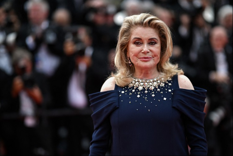 A atriz sa Catherine Deneuve chega para o 76º Festival de Cannes A atriz sa Catherine Deneuve chega para o 76º Festival de Cannes