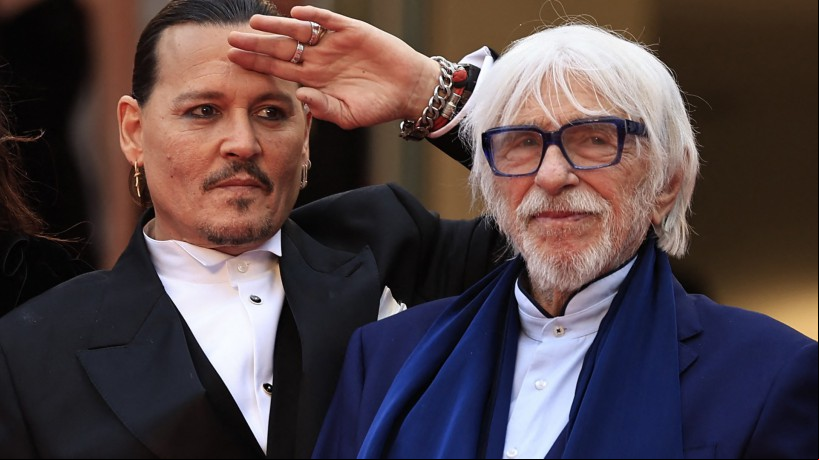 Os atores Johnny Depp e Pierre Richard chegam para a exibição do filme 'Jeanne du Barry' durante o 76º Festival de Cannes
