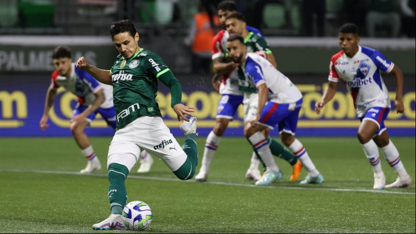 Meia Raphael Veiga cobra pênalti no jogo Palmeiras x Fortaleza, no Allianz Parque, pela Copa do Brasil 2023