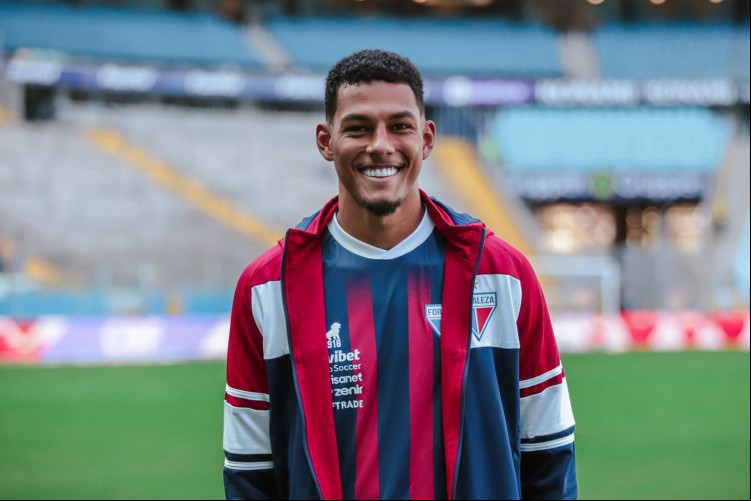Zagueiro Alix Vinícius no jogo Grêmio x Fortaleza, na Arena do Grêmio, pelo Campeonato Brasileiro Série A 2023