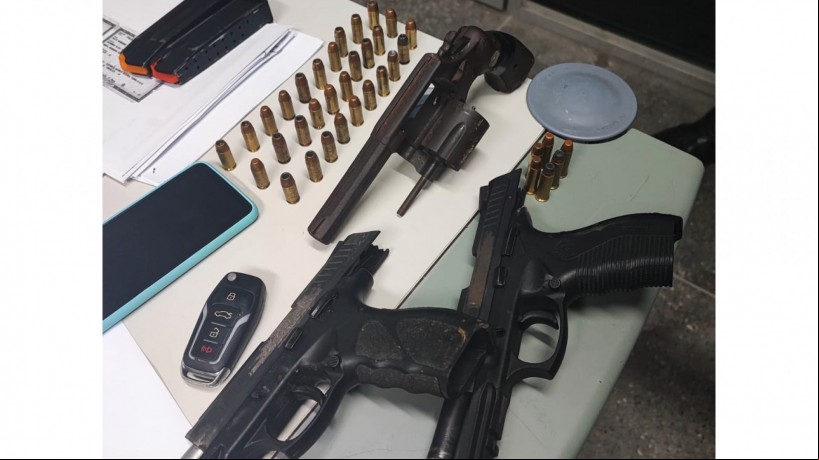 Na ação, policiais apreenderam três armas de fogo