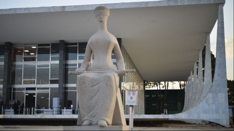 Fachada do Supremo Tribunal Federal (STF) com estátua A Justiça, de Alfredo Ceschiatti, em primeiro plano.