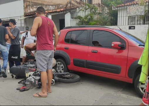 Momentos após a colisão que deixou uma mulher de 24 morta na Varjota. Motorista do carro que teria praticado o crime foi preso em flagrante(Foto: Samuel Setubal)