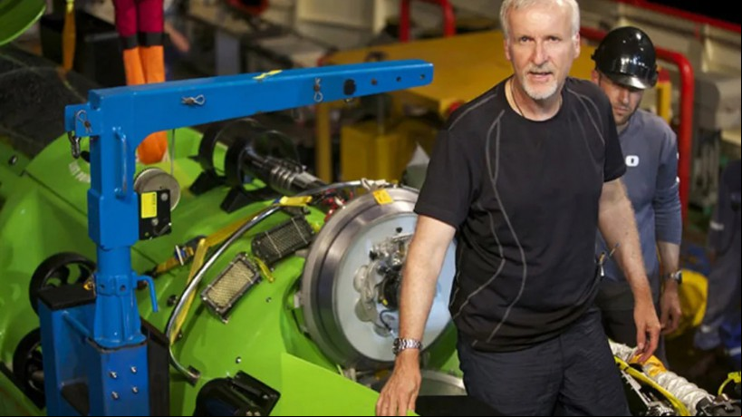 James Cameron ao lado da DeepSea Challenger, um submersível de mergulho profundo que ele já utilizou