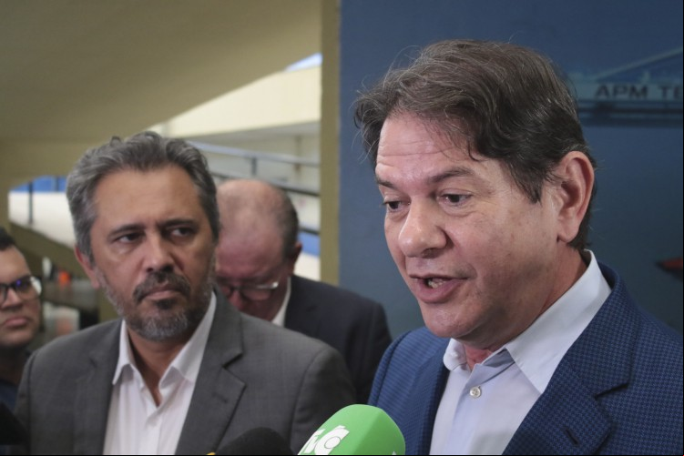 Cid Gomes sob olhar de Elmano de Freitas