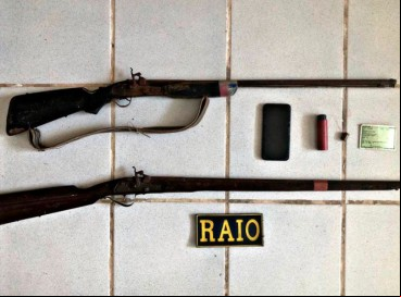 Os policiais apreenderam as duas espingardas que estavam sendo higienizadas pelo suspeito 