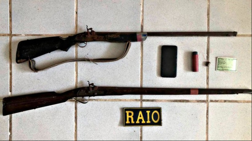 Os policiais apreenderam as duas espingardas que estavam sendo higienizadas pelo suspeito