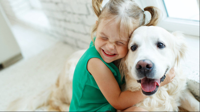 Pets estimulam o desenvolvimento de habilidades nas crianças (Imagem: Nina Buday | Shutterstock)