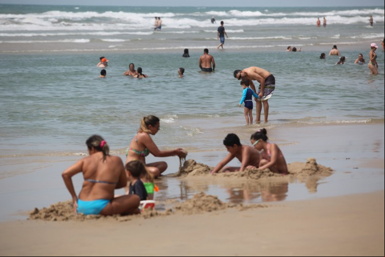 Famílias devem tomar cuidado com crianças na praia Famílias devem tomar cuidado com crianças na praia