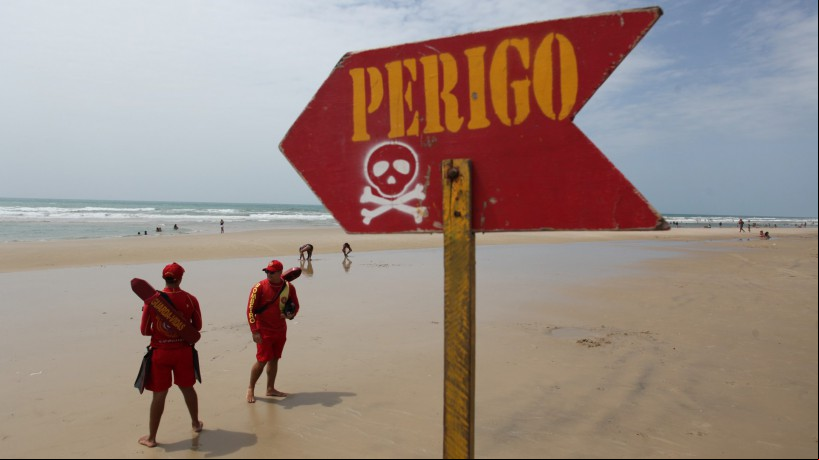 PLACAS de perigo colocadas na Praia do Futuro