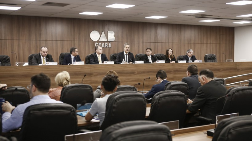 Ausência do secretário Mauro Albuquerque foi criticada durante a audiência