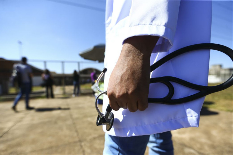 Piso salarial para médicos e cirurgiões-dentistas avança no Congresso