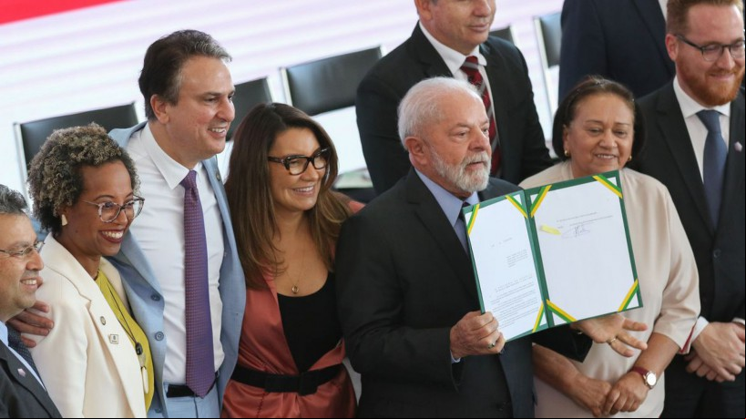 O presidente Luiz Inácio Lula da Silva sanciona a lei que institui o Programa Escola em Tempo Integral, no Palácio do Planalto. Participam da cerimônia o ministro da Educação, Camilo Santana