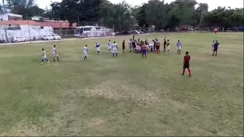O jogo foi finalizado logo após o homem ser levado ao hospital