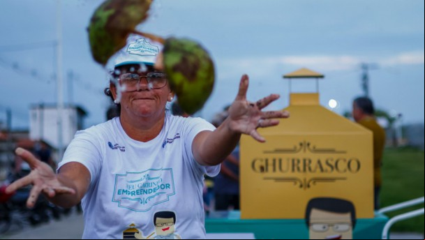 A foto premiada com a 1ª colocação é de autoria de Aurélio Alves e mostra a vendedora de cocos Zuleide Gurgel A foto premiada com a 1ª colocação é de autoria de Aurélio Alves e mostra a vendedora de cocos Zuleide Gurgel