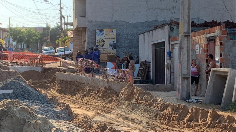 Obra vem acontecendo hpa cerca de um ano, segundo morador