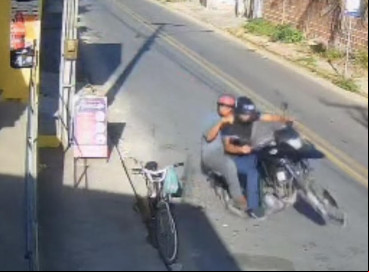 Suspeitos fugiram em uma motocicleta. Prisão foi realizada por agentes da Polícia Militar 