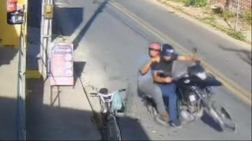 Suspeitos fugiram em uma motocicleta. Prisão foi realizada por agentes da Polícia Militar