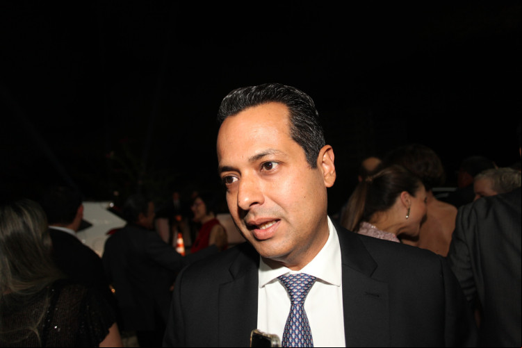Vitor Valim assumiu a prefeitura como oposição ao Governo do Estado, mas deixa o cargo no PSB, na base do governo petista