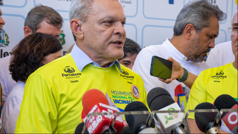 FORTALEZA, CEARÁ, BRASIL, 02-10-2023: O governador Elmano de Freitas ao lado dos ministros da Educação, Camilo Santana, e da Saúde, Nísia Trindade, Prefeito José Sarto e Evandro Leitão no lançamento da Campanha Nacional de Multivacinação no Ceará. (Foto: Samuel Setubal/ O Povo)