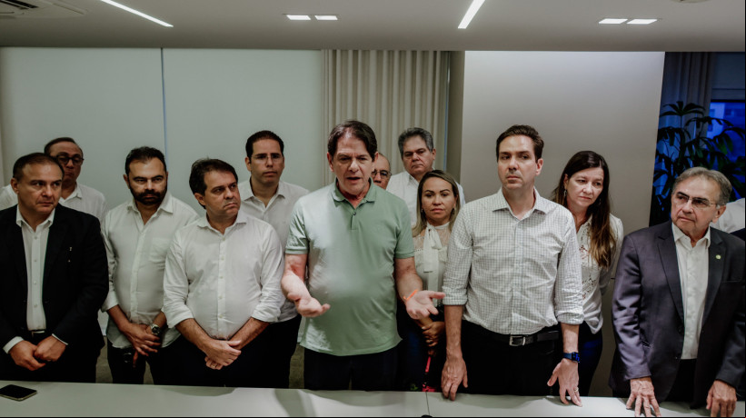 CID GOMES ao lado de aliados, que desejam sair do PDT, assim como fez o senador